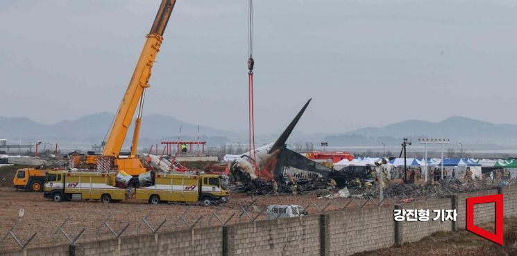 "무안공항 '콘크리트 둔덕'이 화 키웠다"…전문가들 지적