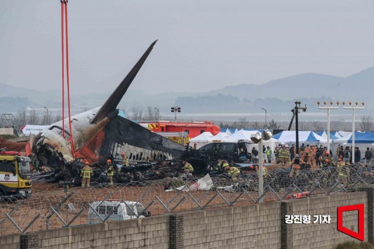 지난 30일 전남 무안국제공항에서 발생한 제주항공 여객기 충돌 폭발 사고 현장에서 소방대원들이 유류품을 탐색하고 있다. 강진형 기자