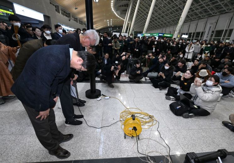 김이배 제주항공 대표(왼쪽부터)와 최형석 애경 총괄부회장이 29일 전남 무안국제공항 2층 유가족 대기실을 방문해 고개숙여 사과하고 있다. 연합뉴스