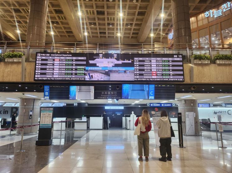 "몇십만원 아끼려다 목숨 잃을라"…무안공항 사고에 '저가항공 포비아'[르포]