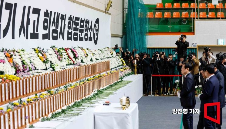 지난달 30일 전남 무안국제공항 인근 무안스포츠파크에 제주항공 여객기 참사 희생자를 애도하기 마련된 합동분향소를 찾은 이재명 더불어민주당 대표가 헌화 하고 있다.