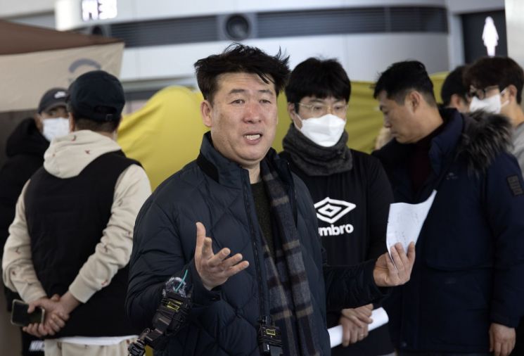 무안 참사 유가족 "시신 부패 빨리 막아야…공항 1층 분향소도 필요"