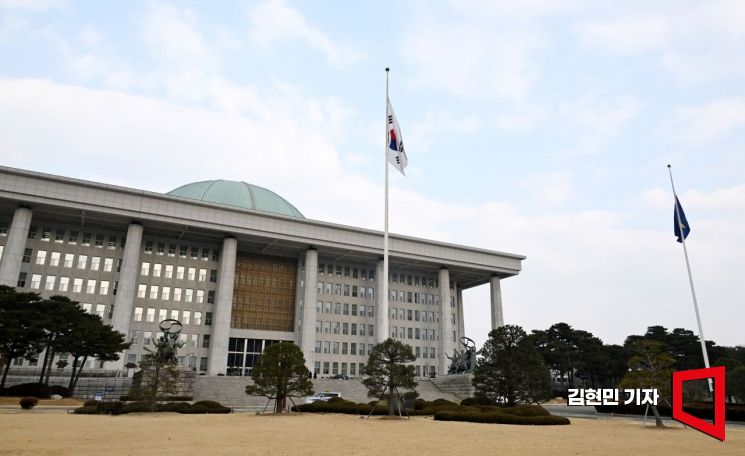 30일 서울 여의도 국회의사당에 제주항공 여객기 참사 희생자를 애도하는 조기가 걸려 있다. 김현민 기자