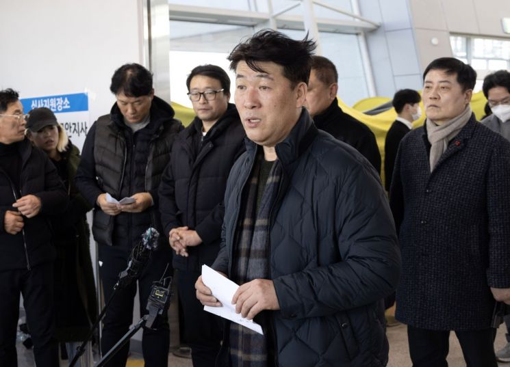 제주항공 유족 분노…"피해자 유해, 격납고 바닥에 널브러져"