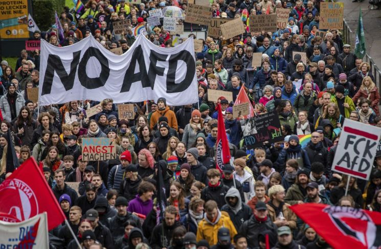 지난 10월 독일 울름에서 열린 반 극우 시위 모습. 극우정당인 독일대안당(AfD)에 반대한다는 'NO AFD'란 현수막을 내걸고 있다. AP·연합뉴스