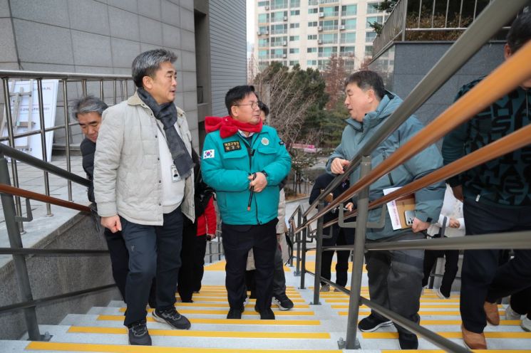 박강수 마포구청장 노후계단 정비현장 점검 안전 보행 강화