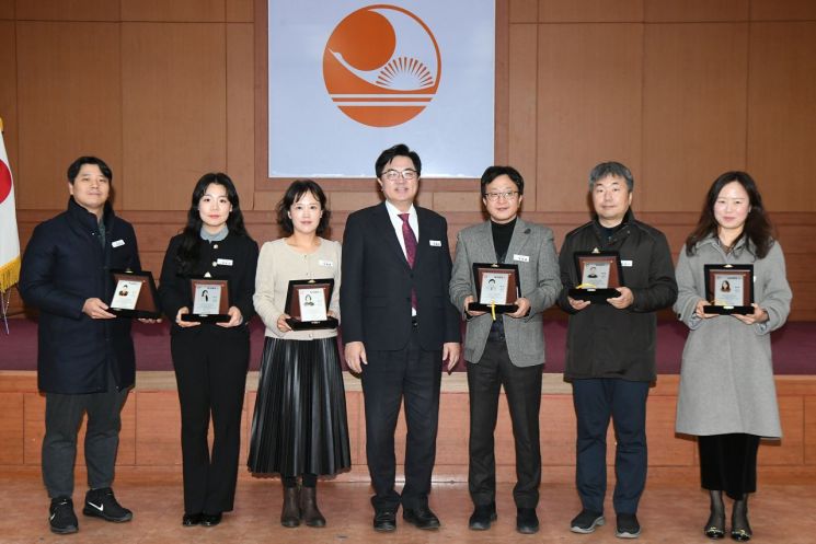 동작구는 지난 26일 ‘2024년 하반기 적극행정 우수공무원·우수팀’을 선발해 시상했다. 왼쪽부터 이희성 팀장, 양승아 주무관, 신경희 주무관, 박일하 동작구청장, 우은제 팀장, 하광수 팀장, 하숙영 주무관. 동작구 제공.