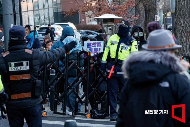 [포토] 대통령 관저 인근 윤석열 대통령 체포 촉구 시위