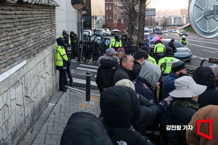 尹 체포영장 발부, 현직 대통령 최초…수사 속도전 돌입(종합)