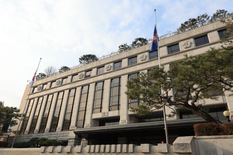 30일 서울 종로구 헌법재판소에 무안국제공항에서 발생한 제주항공 참사 희생자를 애도하는 조기가 걸려 있다. 연합뉴스