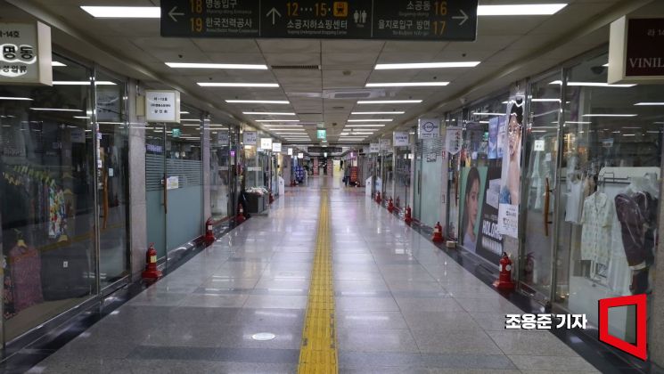 달러 강세와 탄핵정국에 이어 제주항공 참사까지 이어지며 소비 심리 위축으로 경기가 더 어려워질것으로 예상되는 가운데 지난해 31일 서울 중구 소공동 지하상가가 한산한 모습을 보이고 있다. 조용준 기자