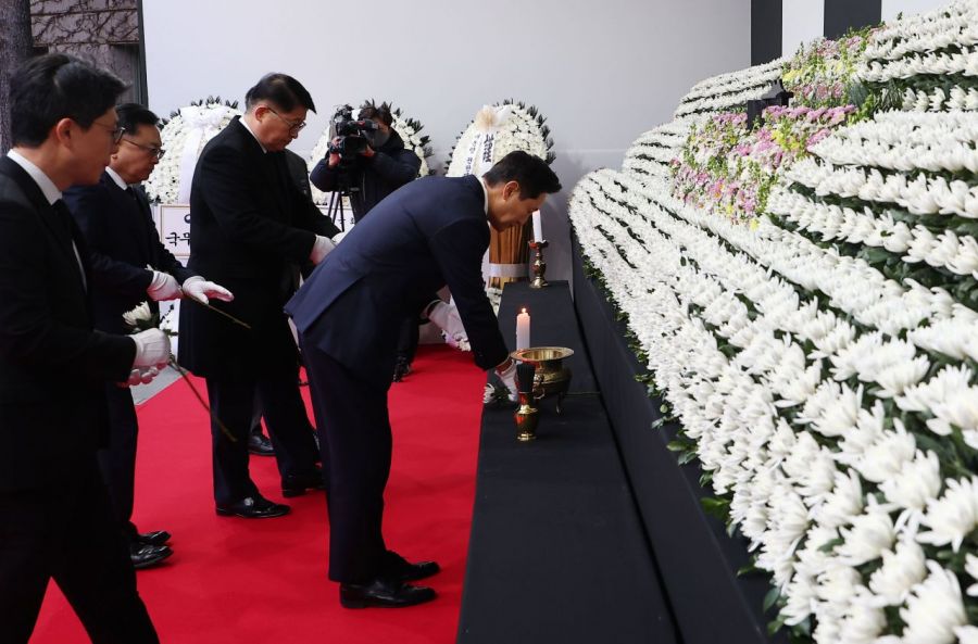 오세훈 서울시장이 31일 오전 서울시청 본관 앞에 마련된 제주항공 여객기 희생자 합동분향소에서 헌화하고 있다. 연합뉴스