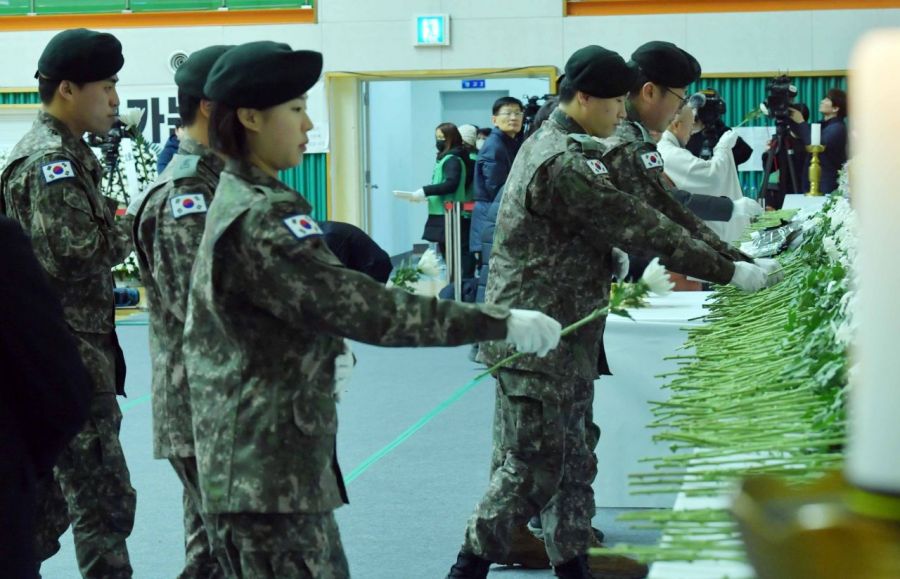 30일 전남 무안군 무안종합스포츠파크에 마련된 제주항공 여객기 사고 희생자 합동분향소에서 군장병이 헌화하고 있다. 연합뉴스