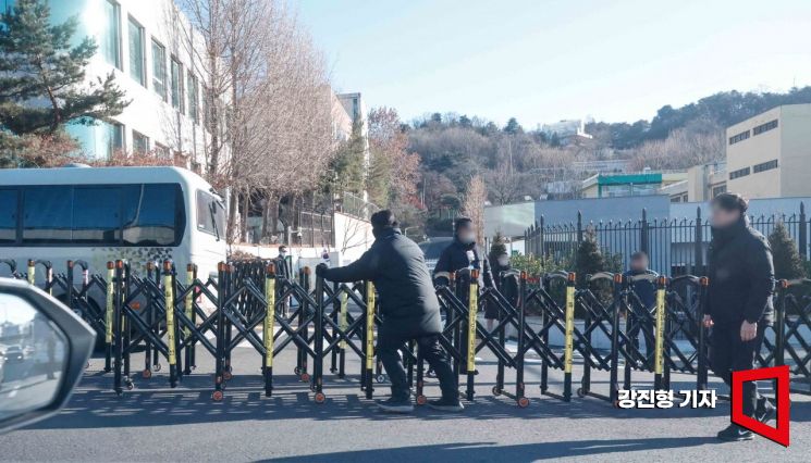 尹 체포영장 발부 사흘째…집행 시점 고심하는 공수처