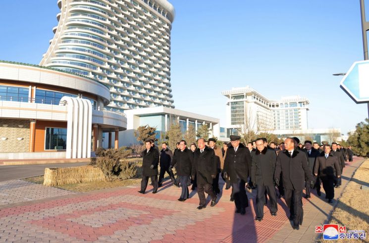 김정은 북한 국무위원장이 지난 29일 갈마해안관광지구(원산시)의 여러 호텔과 부대시설들을 돌아보고 있다. 연합뉴스