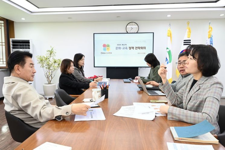 김동근 시장이 지난 30일 시장실에서 ‘문화·교육 정책 전략회의’를 진행하고 있다. 의정부시 제공