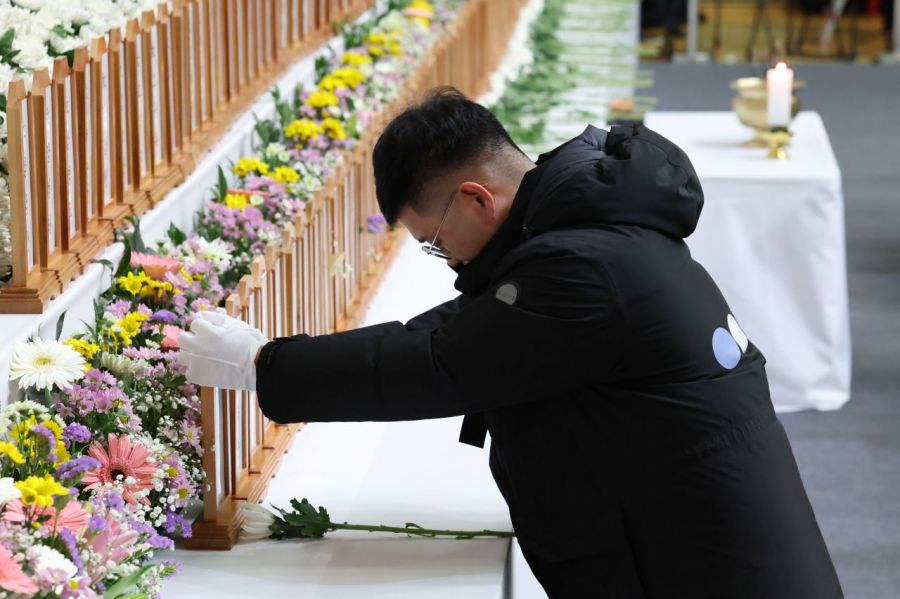 30일 전남 무안군 무안종합스포츠파크에 마련된 제주항공 여객기 사고 합동분향소에서 조문객이 눈물을 흘리고 있다. 연합뉴스