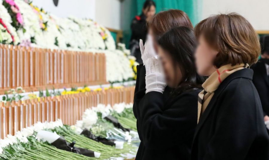 30일 전남 무안군 무안종합스포츠파크에 마련된 제주항공 여객기 사고 합동분향소에서 조문객들이 위패 앞에서 눈물을 흘리고 있다. 연합뉴스