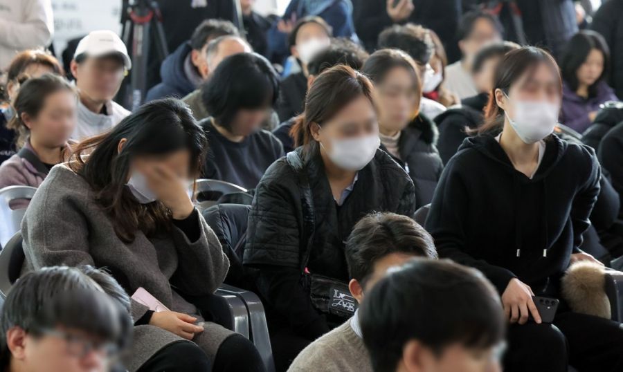 31일 전남 무안군 무안국제공항 터미널에서 유가족들이 브리핑을 들으며 눈물을 흘리고 있다. 연합뉴스