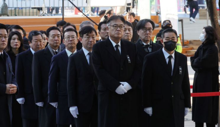 대통령실 정진석 실장 등 전원 사의에 최상목 "사표 수리 계획 없어"(종합)