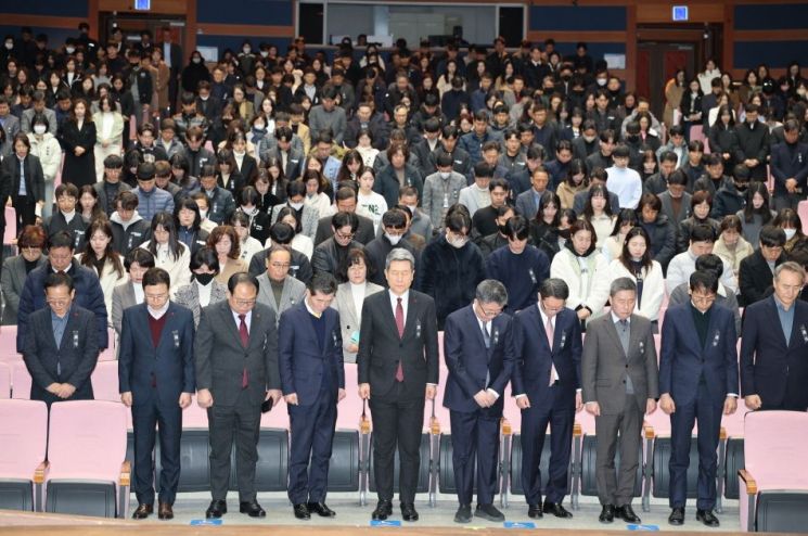 포항시는 31일 문화동 대잠홀에서 ‘2024년 종무식’을 개최했다.(무안공항 여객기 사고 피해자 추모 묵념). 포항시 제공