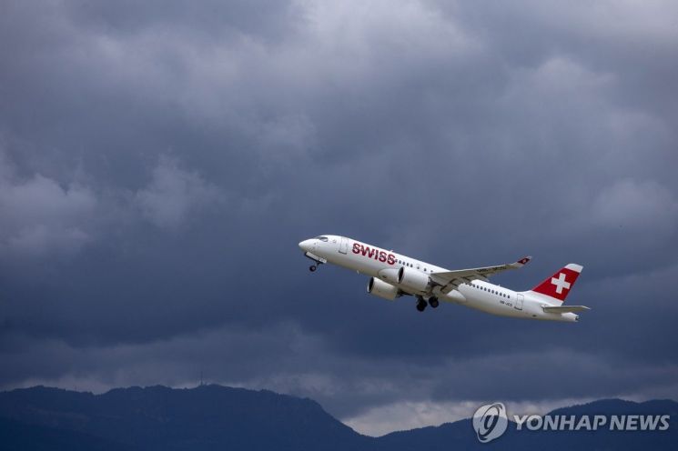 '기내 연기유입' 스위스 항공기 비상착륙…승무원 1명 사망