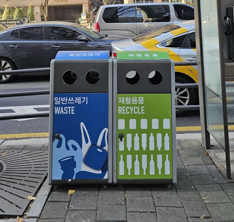 강남대로에 설치한 쓰레기통. 강남구 제공.