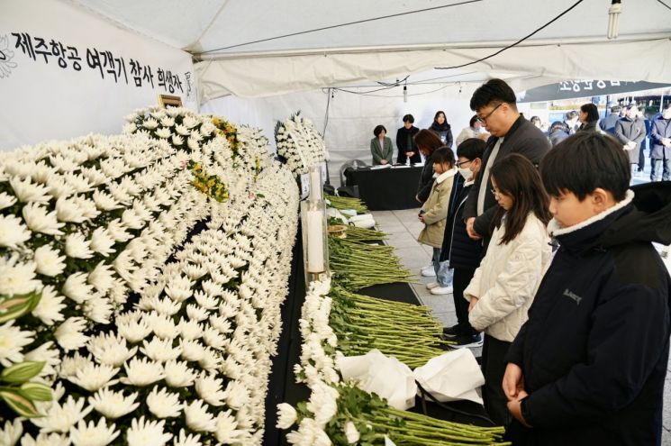 광주 동구 5·18민주광장에 마련된 ‘제주항공 여객기 참사 희생자 합동분향소’를 찾은 시민들이 희생자들을 추모하고 있다. 광주시 제공