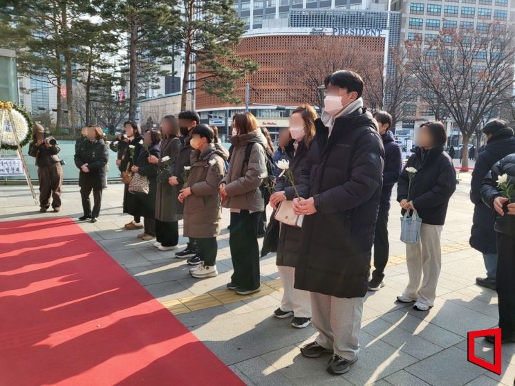 [르포]"새해는 무탈하길…희생자들의 명복을 빕니다" 연말연시 분향소 찾은 시민들