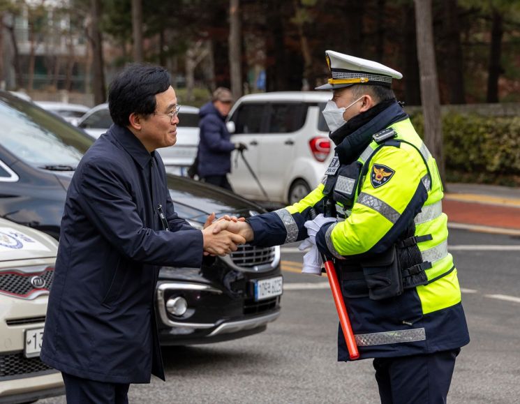 진교훈 서울 강서구청장(왼쪽)이 개화산 해돋이 현장을 찾아 안전관리를 점검하고 근무 중인 경찰관을 격려하고 있다. 강서구 제공.