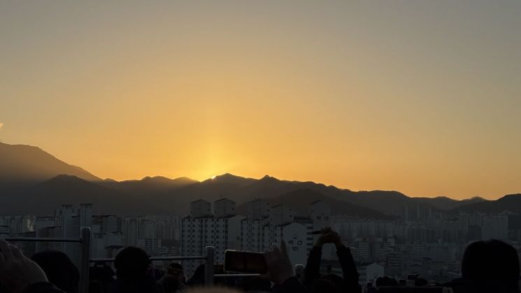 1일 오전 남구 월산동 월산근린공원에서 시민들이 2025년 첫 해돋이를 촬영하고 있다. 민찬기 기자