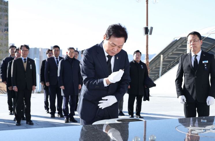 박완수 경남도지사가 2025년 새해 첫날 국립3.15민주묘지에서 참배하고 있다. 경남도청 제공