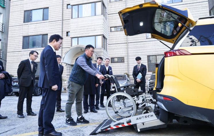 박완수 경남도지사(왼쪽)가 경남도 광역이동지원센터에서 교통약자 특별교통수단을 살펴보고 있다. 경남도청 제공