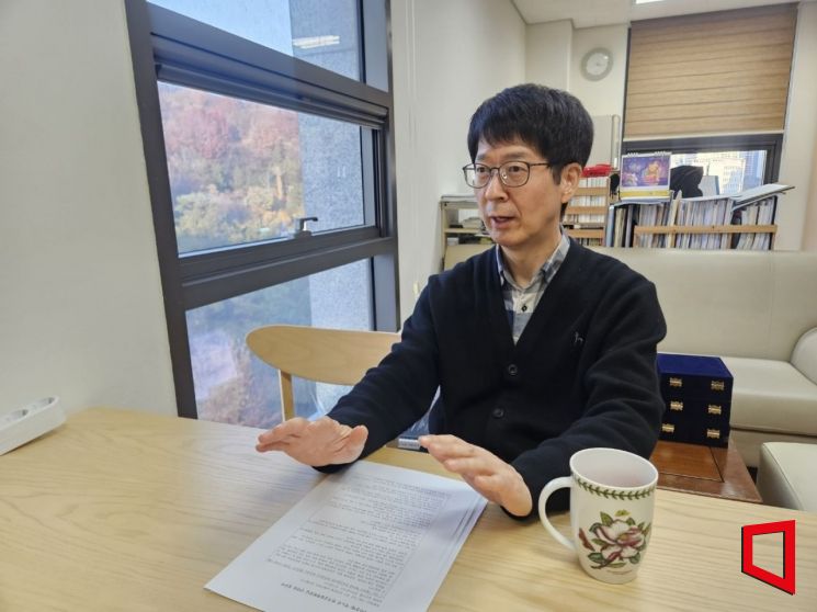 곽노선 한국금융학회장이 서울 마포구 서강대학교 경제학부 교수실에서 아시아경제와 인터뷰를 하고 있다. 사진=박재현 기자