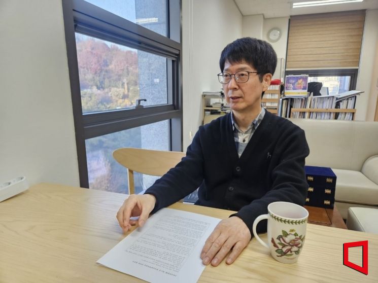 곽노선 한국금융학회장(서강대 경제학부 교수)이 서울 마포구 서강대 연구실에서 아시아경제와 인터뷰를 하고 있다. 사진=박재현 기자