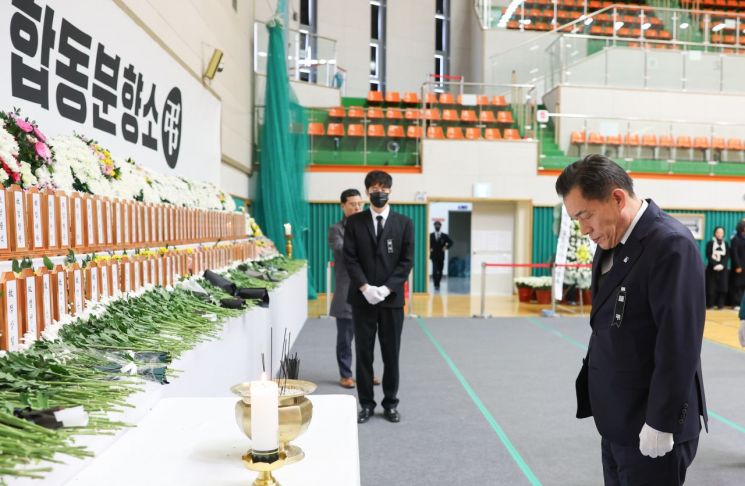 이재준 수원시장이 1일 전남 무안종합스포츠파크 실내체육관에 마련된 '제주항공 여객기 참사 희생자 합동분향소'를 찾아 참배하고 있다. 수원시 제공