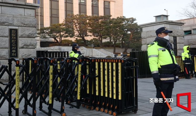 계속되는 '내란죄 철회' 논란…헌재 "양심에 따라 심판" VS 尹 측 "각하 사유"