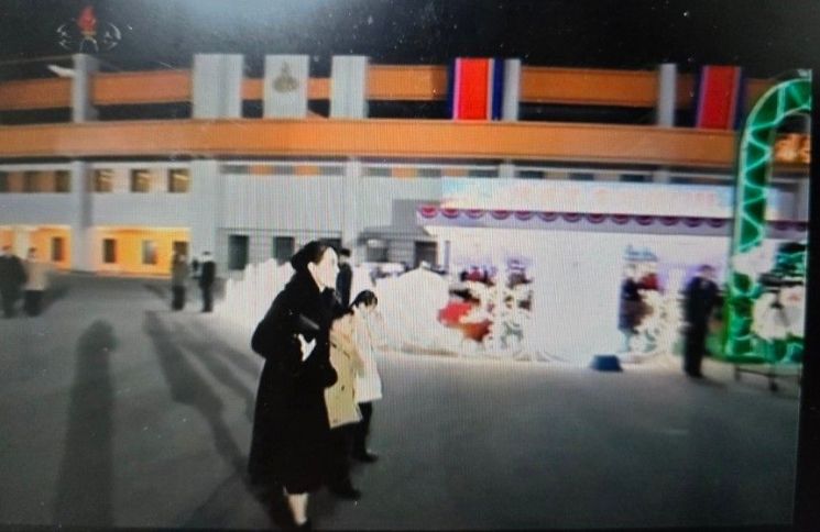 김여정 손잡은 아이들 누구?…신년 공연장 등장에 다양한 추측