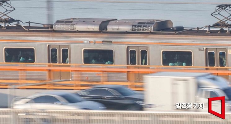[포토] 지하철에 몸을 싣고 '을사년' 첫 출근길
