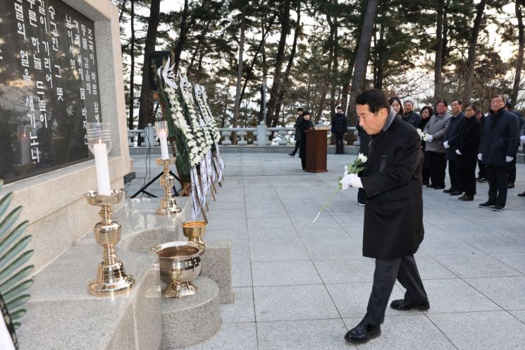 2일 아침 춘추공원 현충탑 참배하는 나동연 양산시장. 양산시 제공