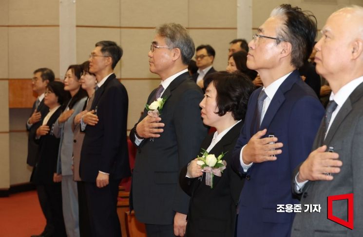 조한창·정계선 헌법재판관 취임…'尹 탄핵 사건' 심리 속도 낼 듯