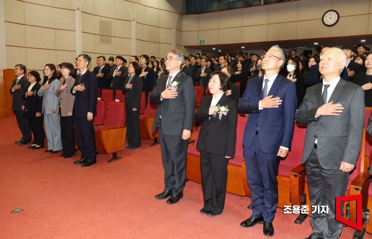 [포토] 국민의례하는 헌재 8인 재판관들