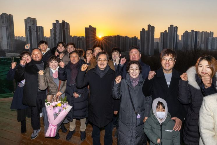 사회적 의인 9명과 일출 함께한 김동연 "따뜻한 경기도 만들겠다"