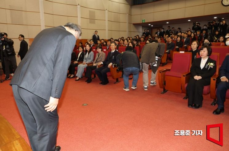 [포토] 인사하는 조한창 신임재판관