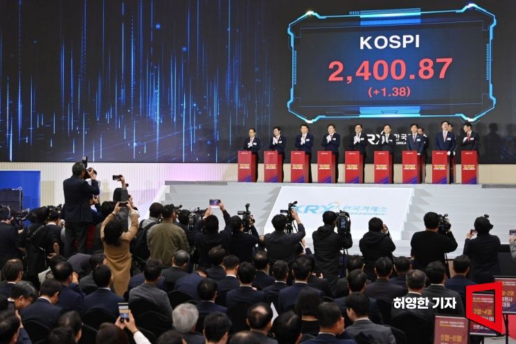 [포토]증권·파생상품시장 개장식, 코스피 2400으로 출발