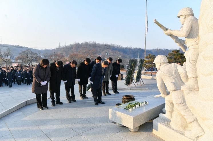 박남서 영주시장과 간부공무원들이 참배를하고 있다. 영주시 제공