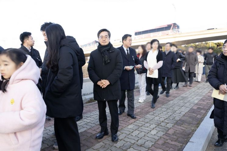 김동연 경기도지사가 1일 제주항공 여객기 참사 피해자 합동분향소가 마련된 무안국제공항에서 조문을 위해 줄을 서 있다. 경기도 제공