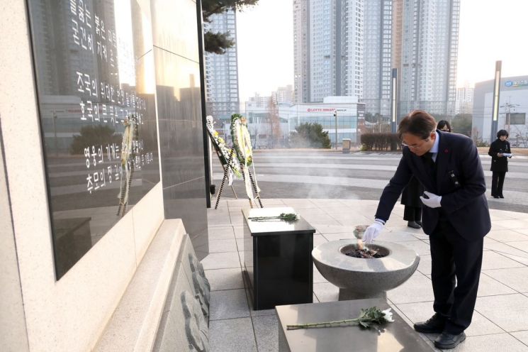 이동환 시장, 2025년 을사년 현충공원 참배…"시민 안전 최우선"