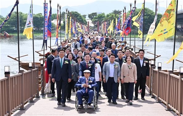 전국 최대이자 최초인 세미원과 두물머리를 연결하는 전통 배다리를 재개통. 양평군 제공
