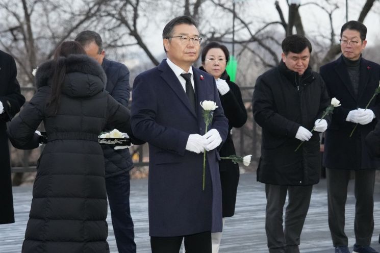 류경기 중랑구청장 망우역사문화공원 참배 을사년 새해 첫 일정 시작